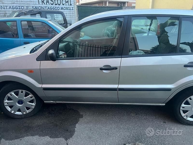 Usata Ford Fusion 67 CV (49 kW) 2005 Grigio Berlina