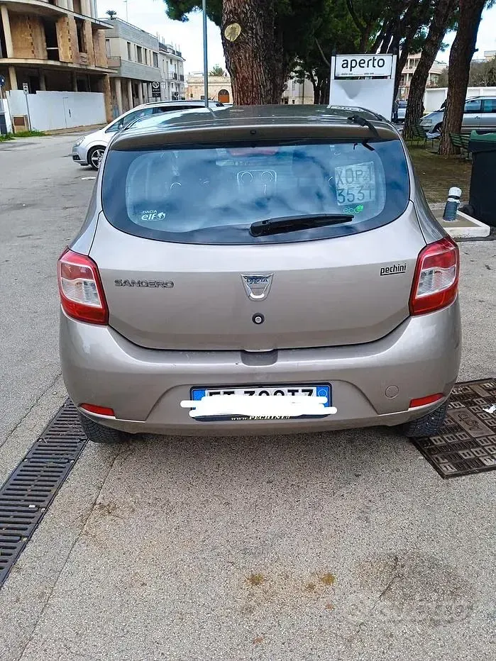 Usata Dacia Sandero Lauréate 75 CV (55 kW) 2014 Marrone Berlina
