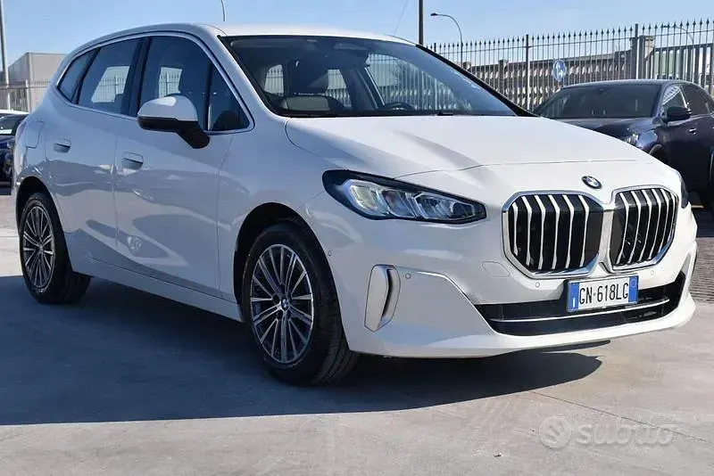 Usata BMW 218 Active Tourer Luxury Line 150 CV (110 kW) 2023 Bianco Monovolume