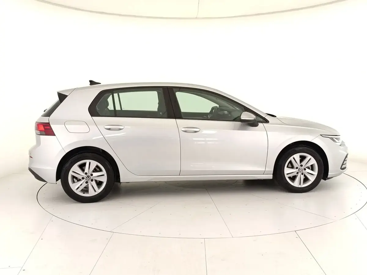 Usata VW Golf VIII Life 116 CV (85 kW) 2024 Argento Berlina