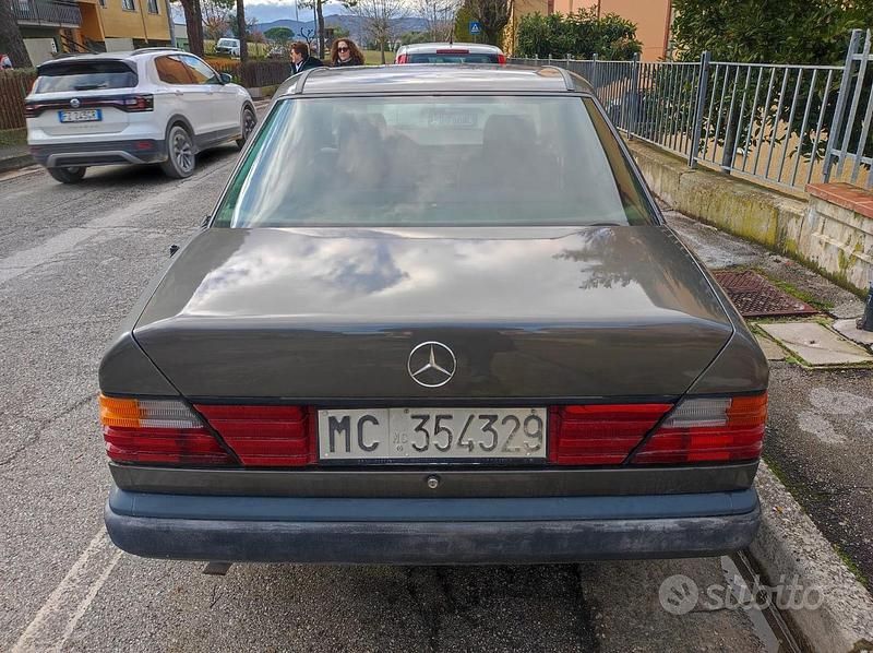 Usata Mercedes E200 109 CV (80 kW) 1990 Grigio Berlina