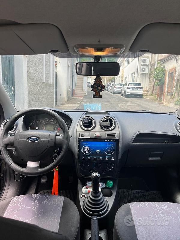 Usata Ford Fiesta Zetec 68 CV (50 kW) 2007 Grigio Utilitaria
