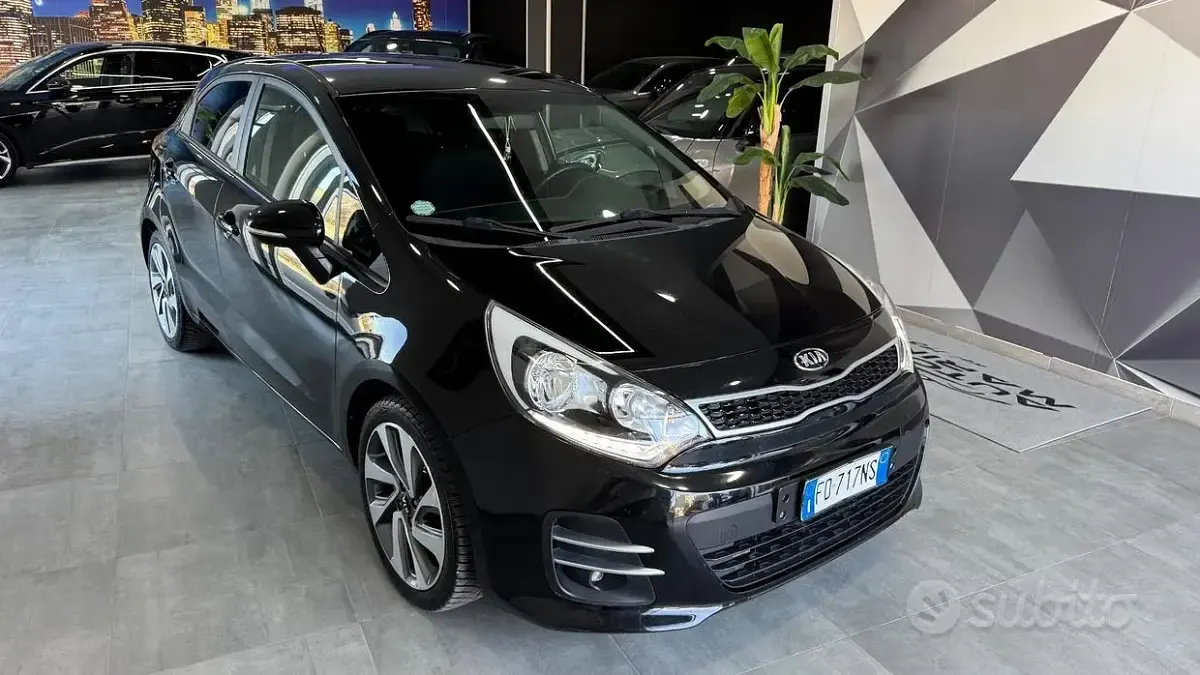 Usado Kia Rio 75 HP (55 kW) 2016 Preto Citadino