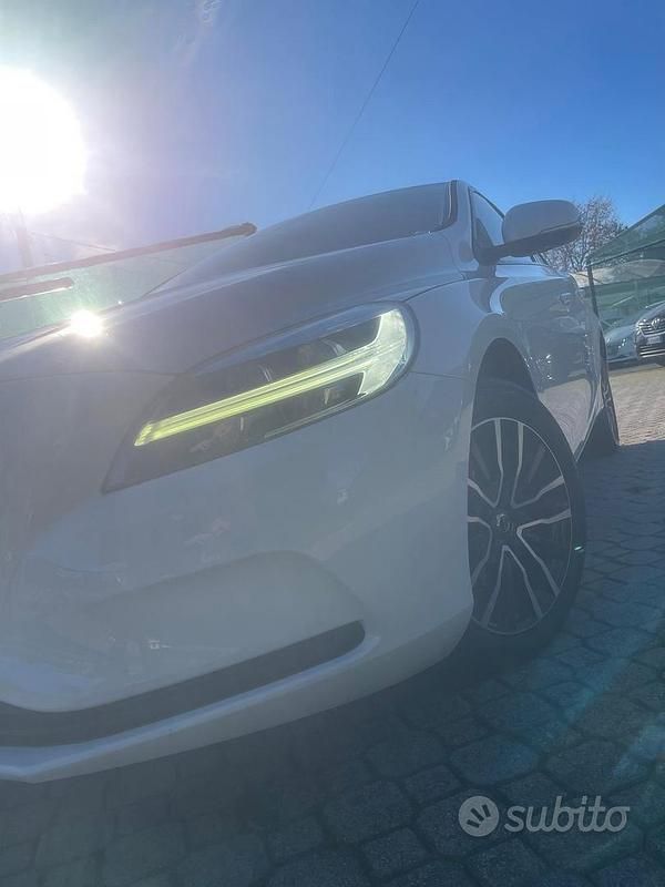 Usata Volvo V40 R-Design 120 CV (88 kW) 2019 Bianco Berlina