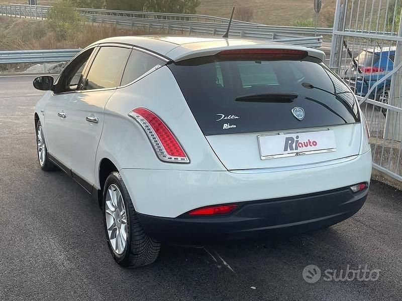 Begagnad Lancia Delta S 120 HK (88 kW) 2011 Vit Halvkombi