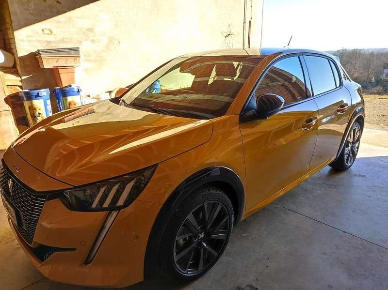 Usata Peugeot 208 GT 101 CV (74 kW) 2022 Oro Utilitaria