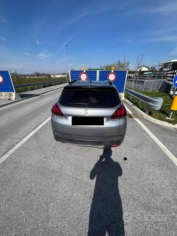 Usata Peugeot 2008 GT-line 100 CV (73 kW) 2017 Grigio SUV
