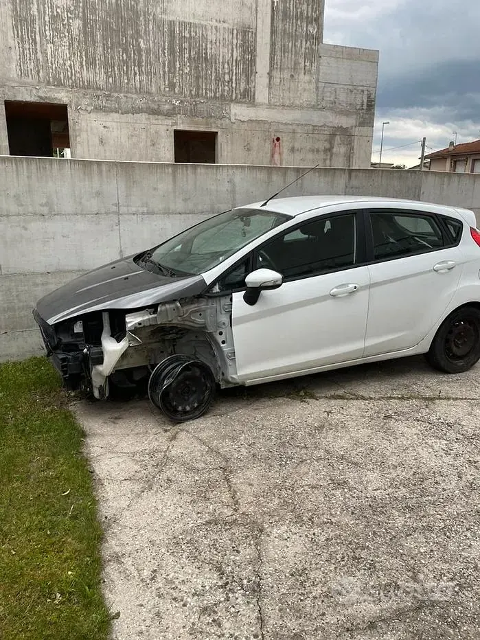Usata Ford Fiesta 75 CV (55 kW) 2013 Berlina