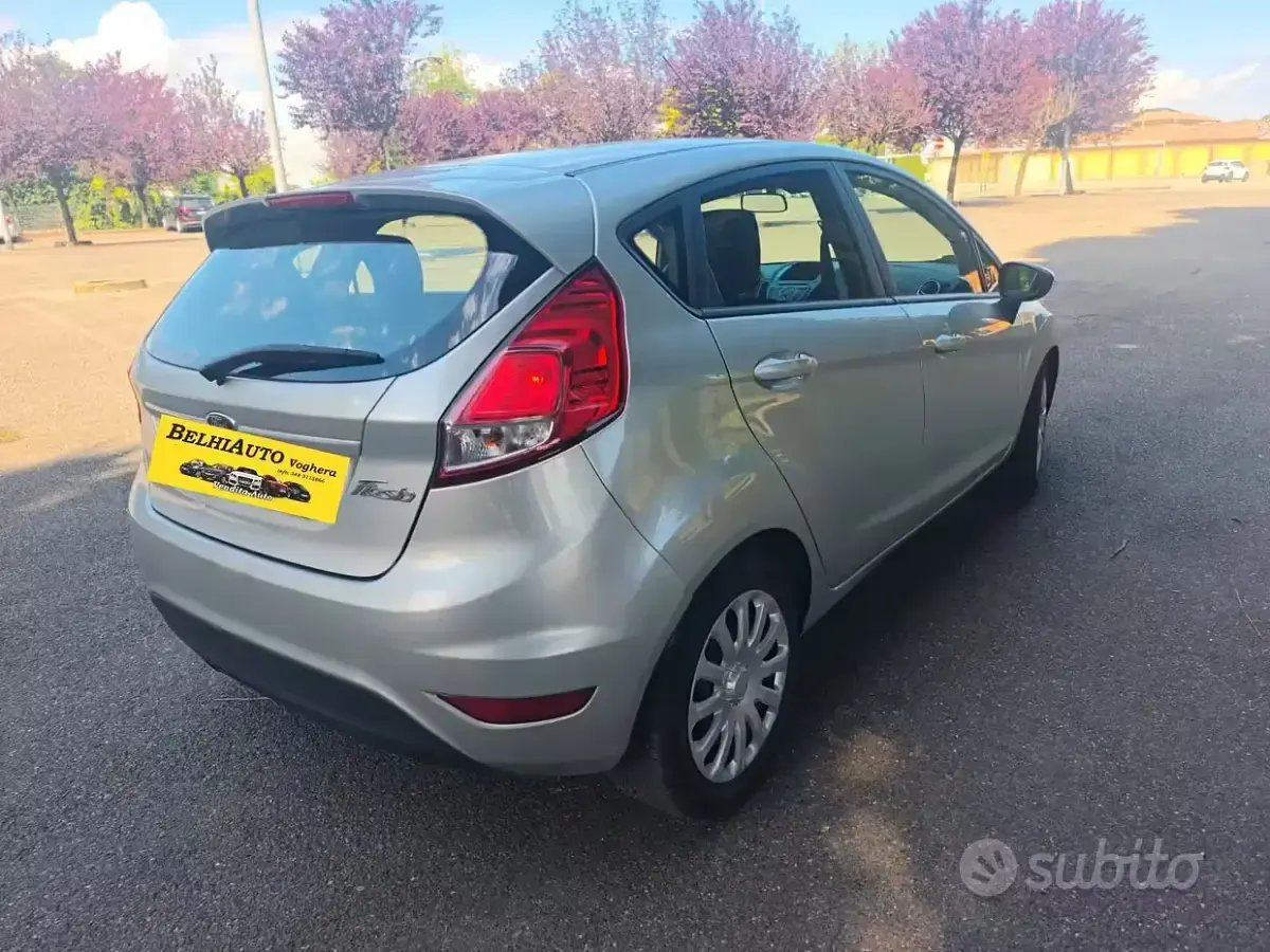 Usata Ford Fiesta 75 CV (55 kW) 2015 Grigio Utilitaria