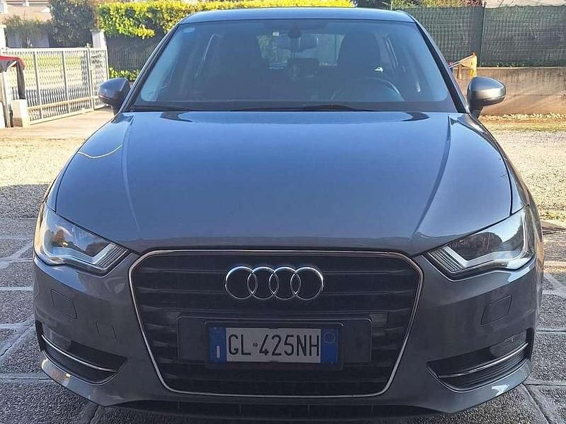 Grigio Usata 2014 Audi A3 Attraction Tre volumi | 8600 € (Buon prezzo) - Immagine 1/4