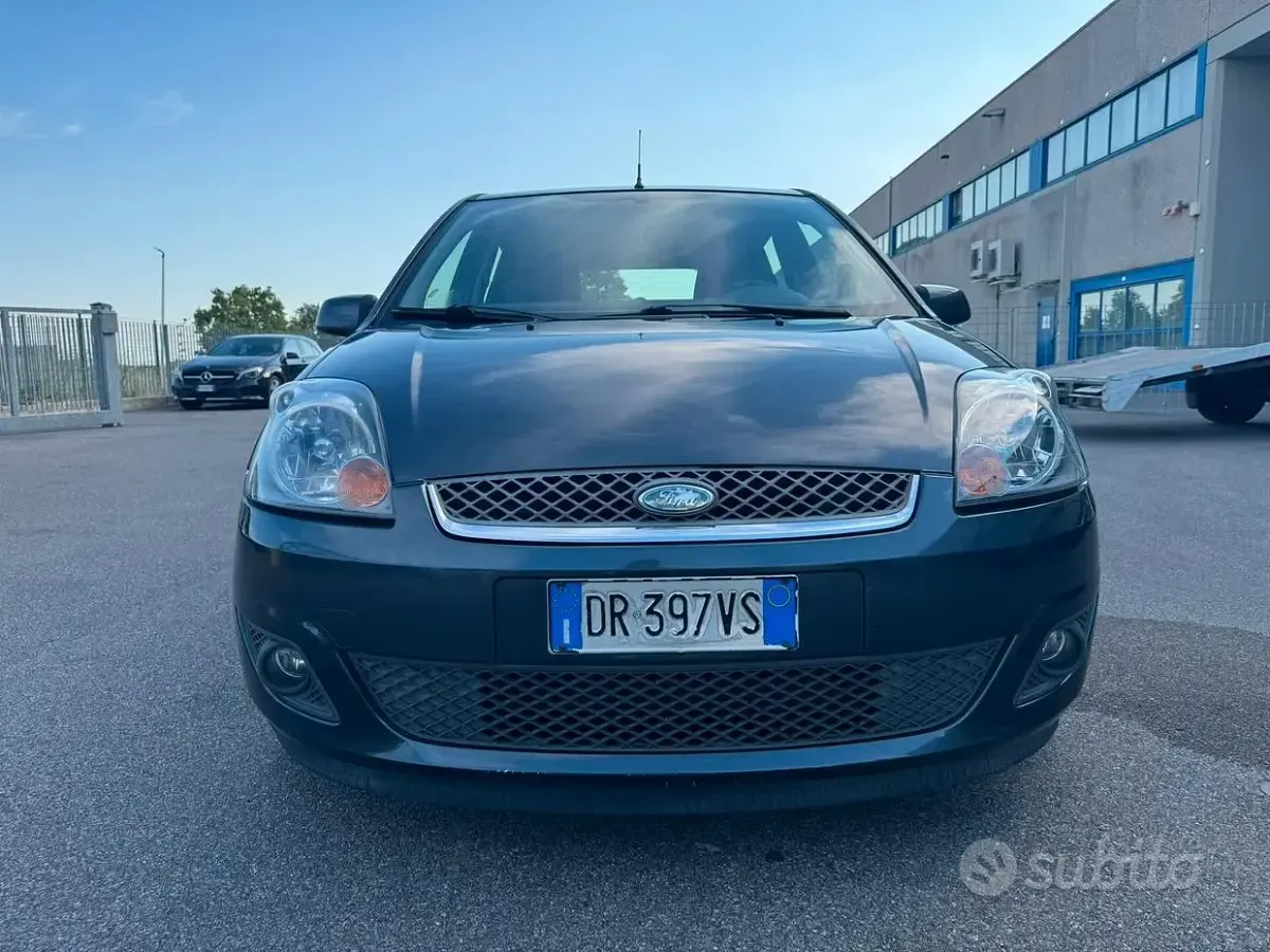Usata Ford Fiesta Ghia 75 CV (55 kW) 2008 Bluazzurro Utilitaria