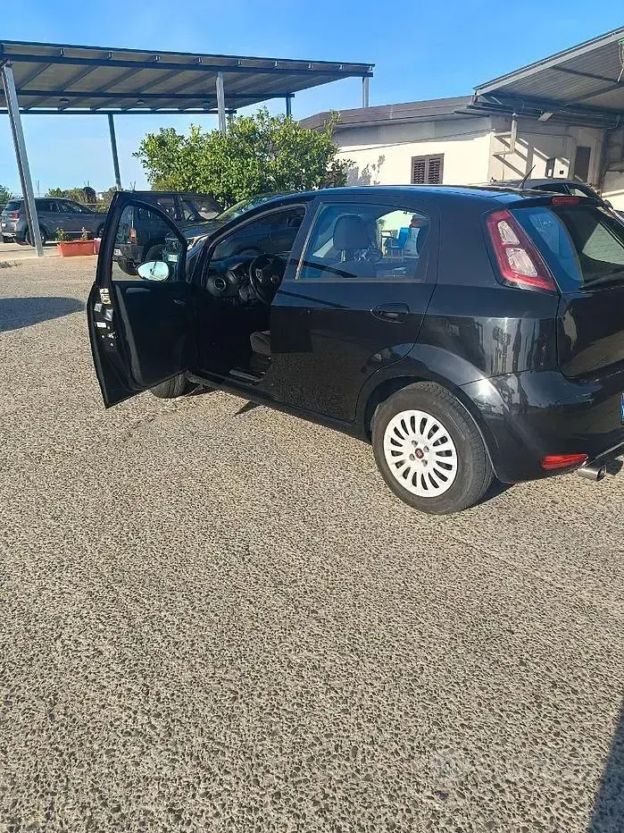 Usata Fiat Punto 75 CV (55 kW) 2015 Nero Utilitaria