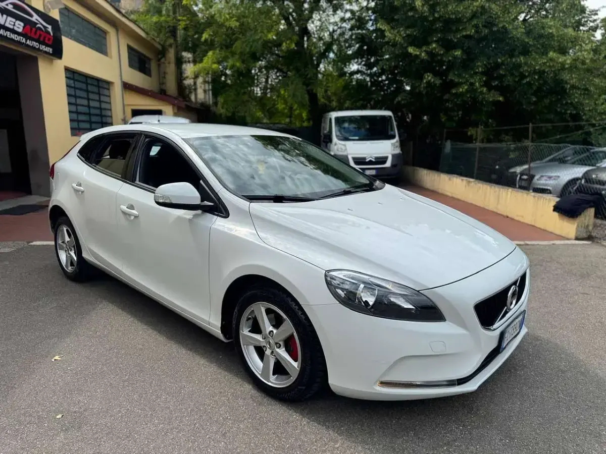 Usata Volvo V40 Inscription 120 CV (88 kW) 2017 Bianco Berlina