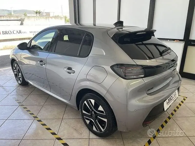 Usata Peugeot 208 Allure 102 CV (75 kW) 2025 Grigio Utilitaria