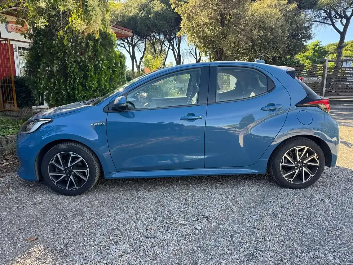 Usata Toyota Yaris Hybrid Active 92 CV (67 kW) 2021 Blu/azzurro Berlina