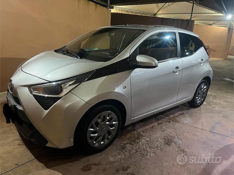 Usata Toyota Aygo 72 CV (52 kW) 2019 Grigio Utilitaria