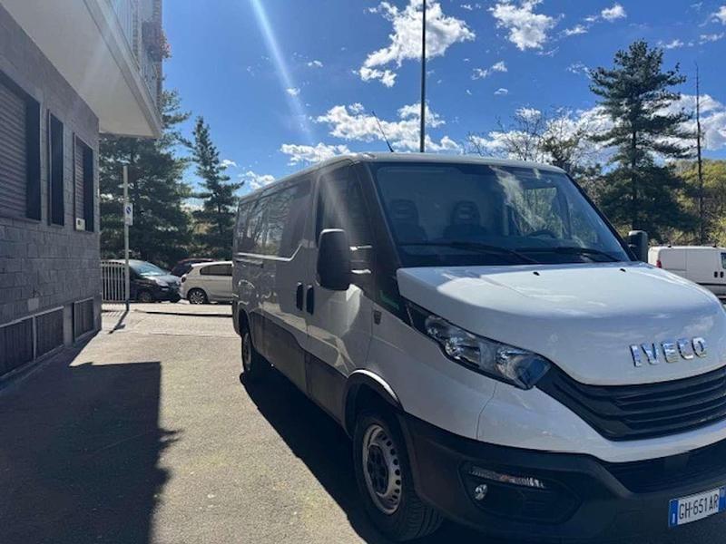 Usata Iveco Daily 136 CV (100 kW) 2022 Bianco Furgone