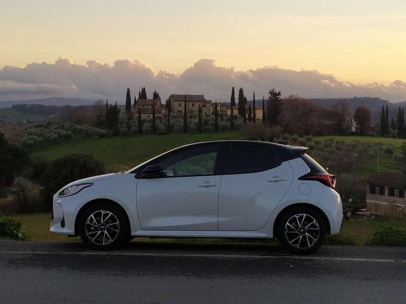 Usata Toyota Yaris Hybrid Style 92 CV (67 kW) 2022 Bianco Berlina