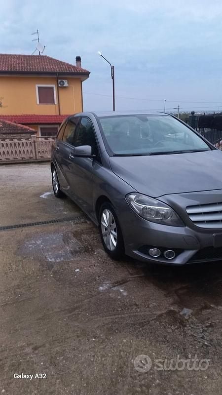 Usata Mercedes B180 122 CV (89 kW) 2012 Grigio Monovolume