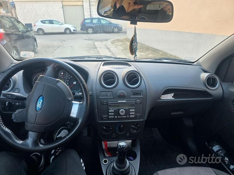 Usata Ford Fiesta 80 CV (58 kW) 2007 Grigio Utilitaria
