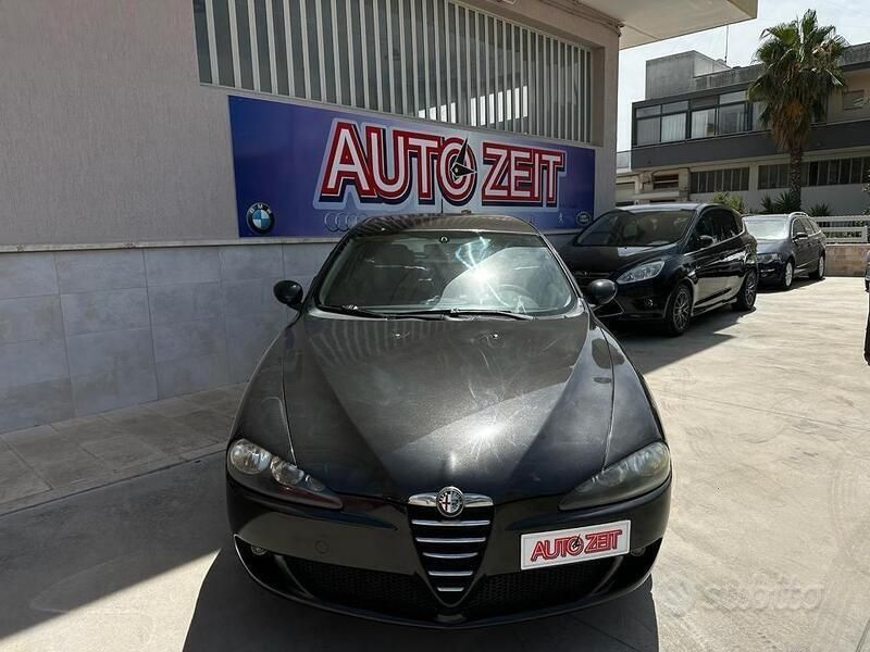 Nero Usata 2005 Alfa Romeo 147 Distinctive Due volumi | 1500 € (Buon prezzo) - Immagine 1/2