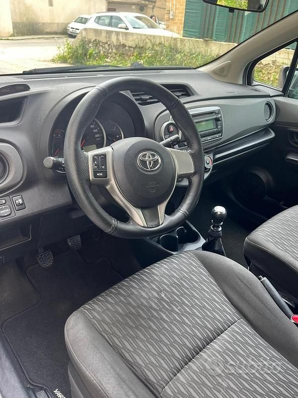 Usata Toyota Yaris Lounge 90 CV (66 kW) 2012 Bianco Utilitaria
