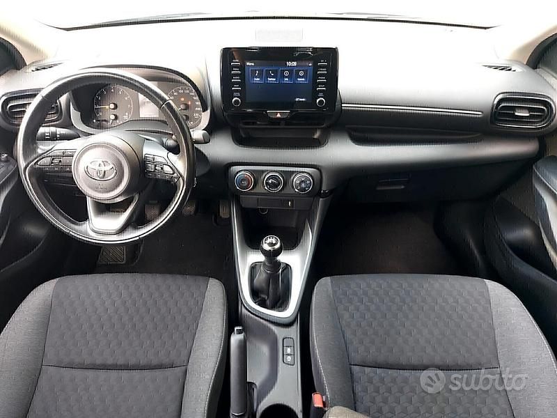 Usata Toyota Yaris Business Edition 72 CV (52 kW) 2021 Blu Utilitaria