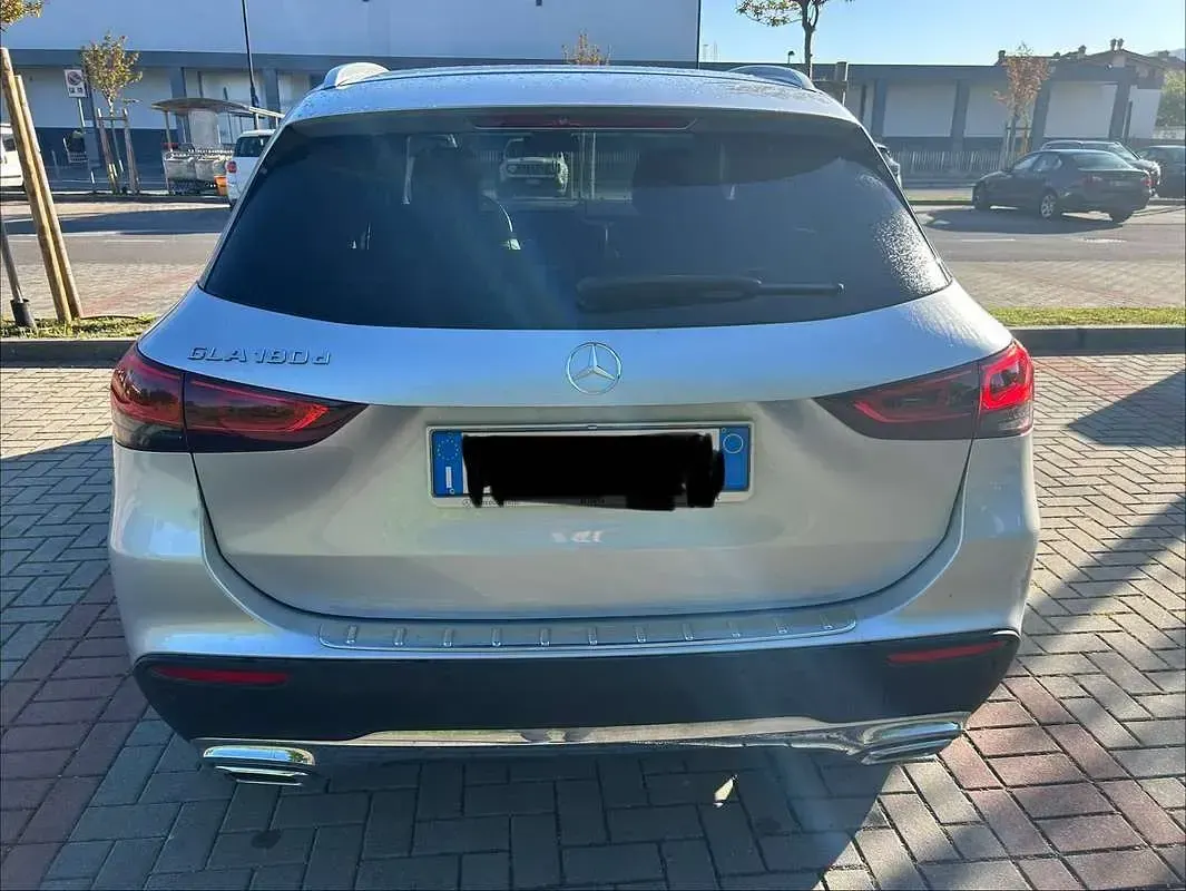 Usata Mercedes GLA180 116 CV (85 kW) 2021 Argento SUV
