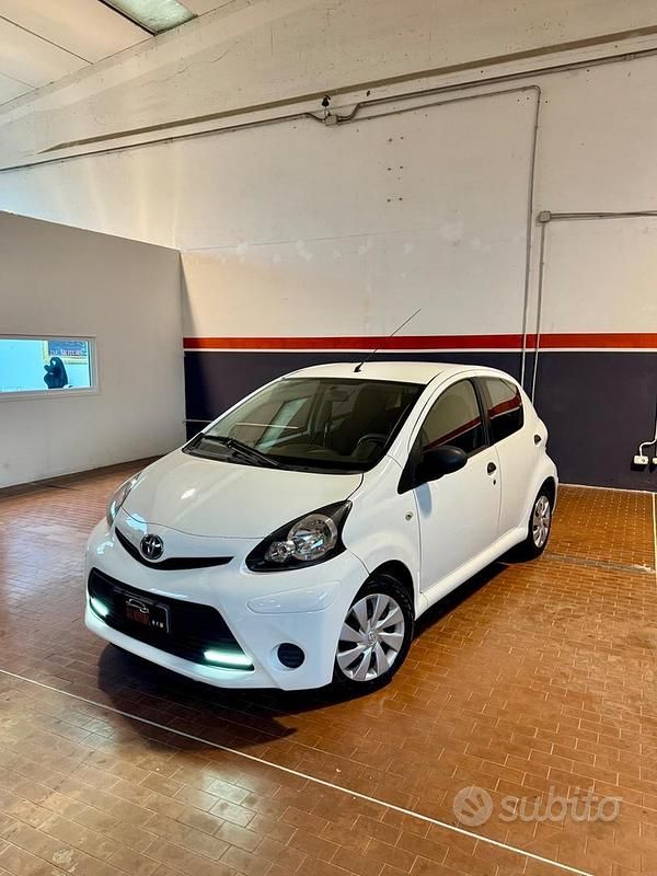 Bianco Usata 2012 Toyota Aygo Connect Style Due volumi | 5490 € (Buon prezzo) - Immagine 1/4