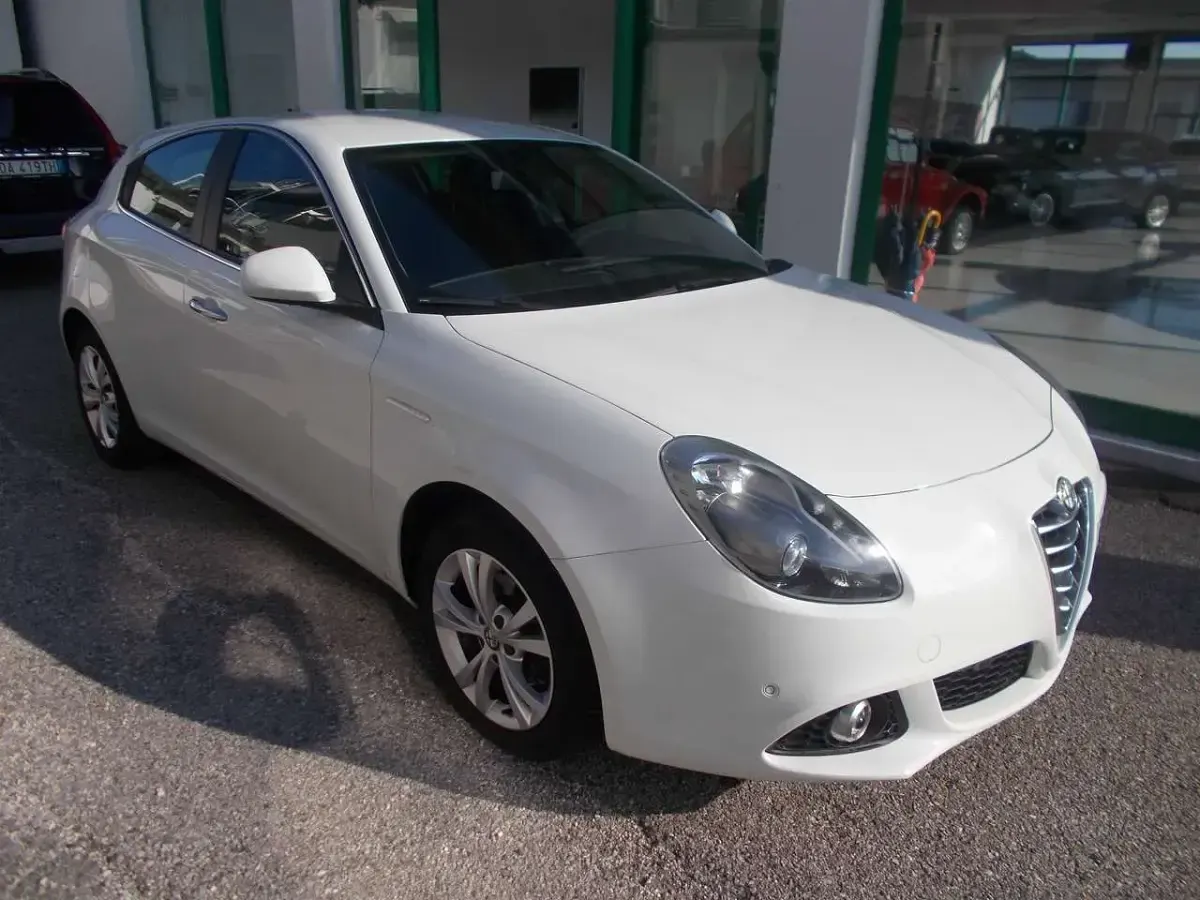 Usata Alfa Romeo Giulietta Distinctive 120 CV (88 kW) 2014 Bianco Utilitaria