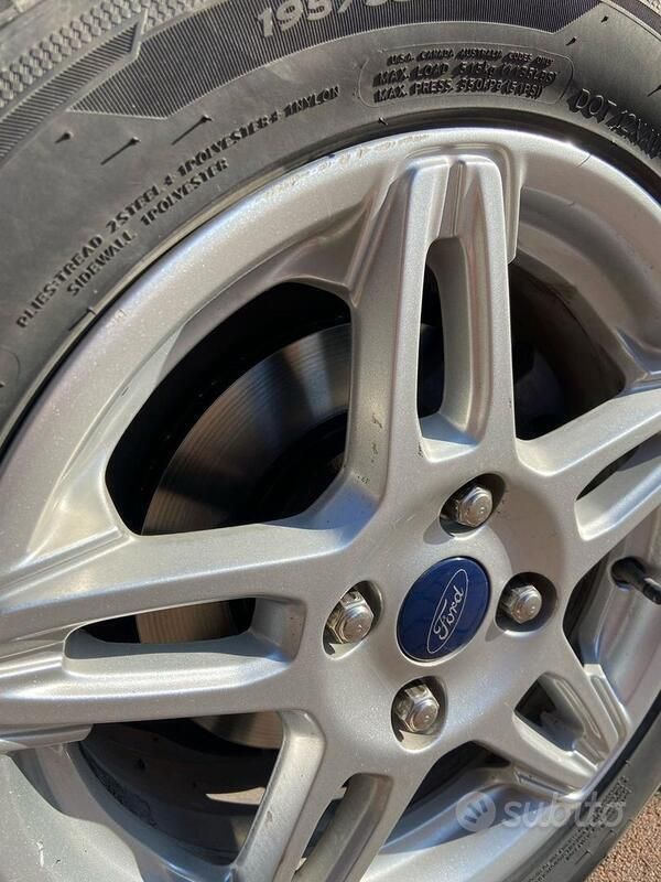 Usata Ford Fiesta 75 CV (55 kW) 2015 Bianco Utilitaria