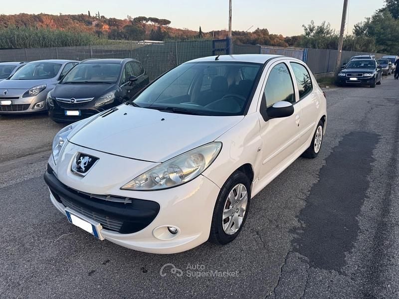 Bianco Usata 2010 Peugeot 206 Tre volumi | 3800 € (Buon prezzo) - Immagine 1/4