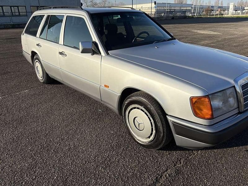 Usata Mercedes E200 136 CV (100 kW) 1993 Argento Station wagon