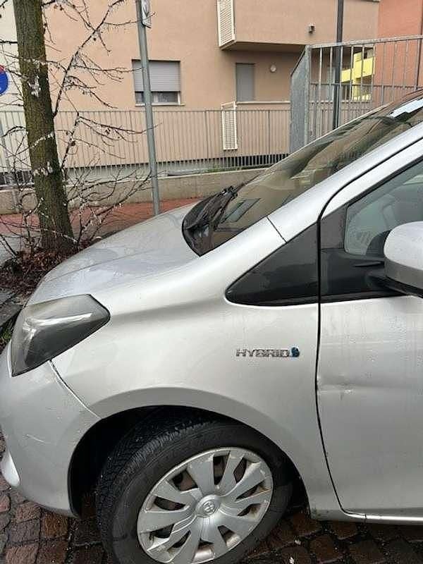 Usata Toyota Yaris Hybrid Active 73 CV (53 kW) 2017 Argento Berlina