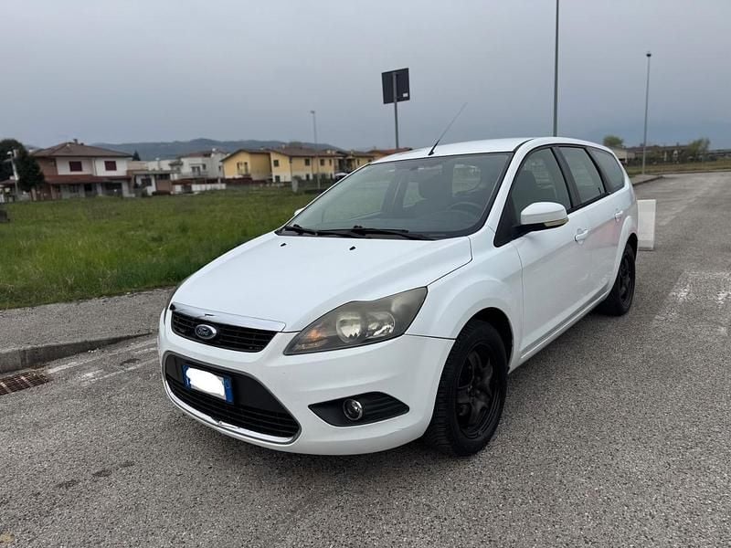 Usata Ford Focus 110 CV (80 kW) 2010 Bianco Station wagon