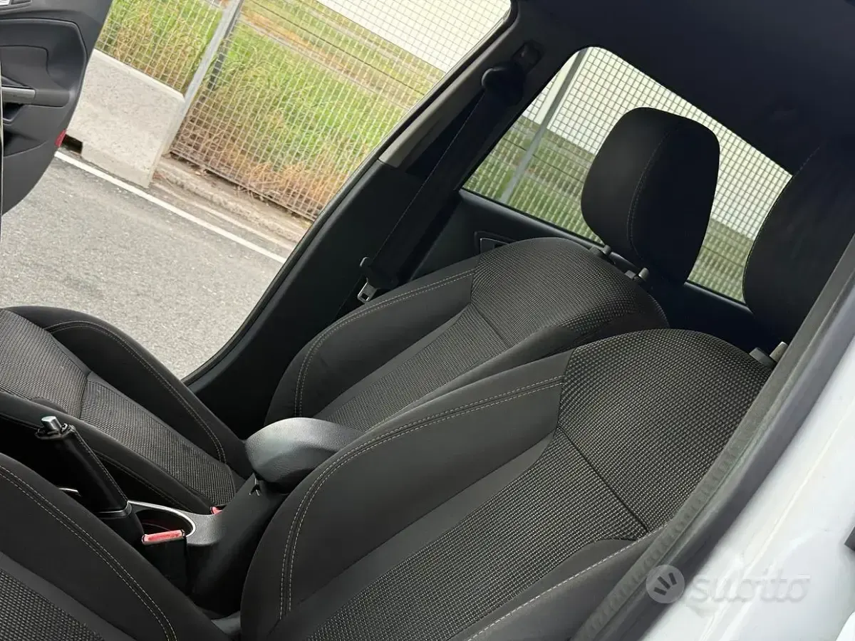 Usata Ford Fiesta Titanium 75 CV (55 kW) 2017 Bianco Utilitaria