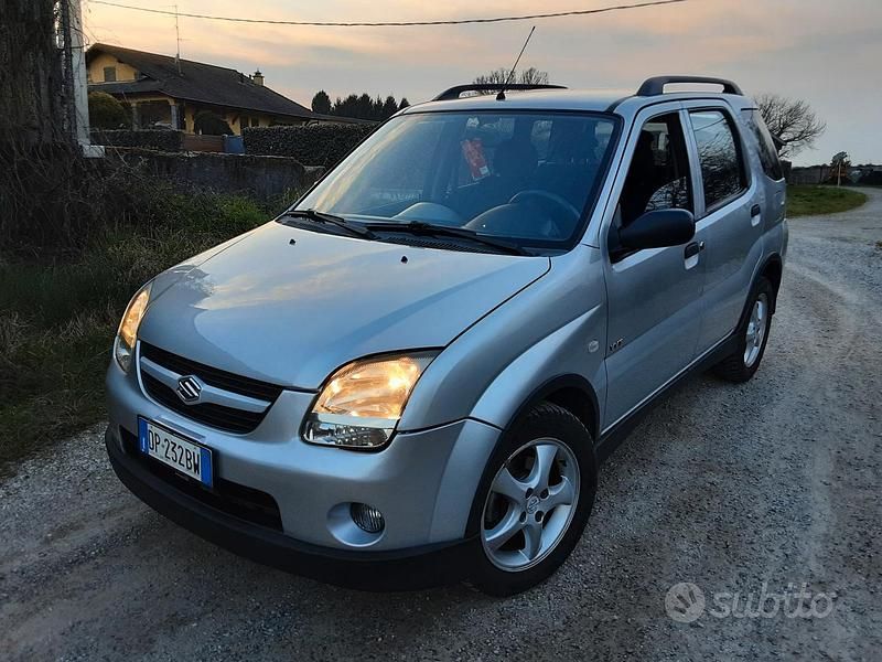 Usado Suzuki Ignis 99 CV (72 kW) 2008 Gris Utilitario