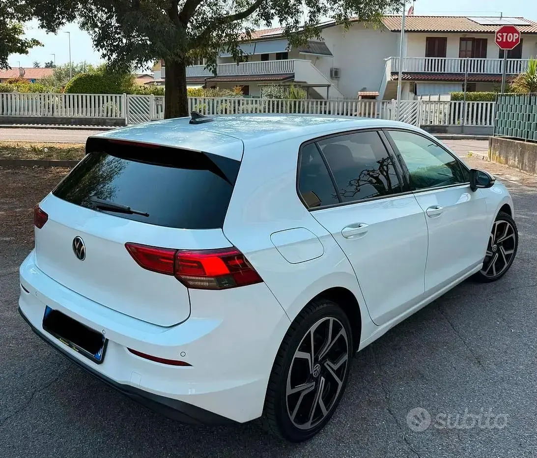Usata VW Golf VIII 110 CV (80 kW) 2021 Bianco Utilitaria