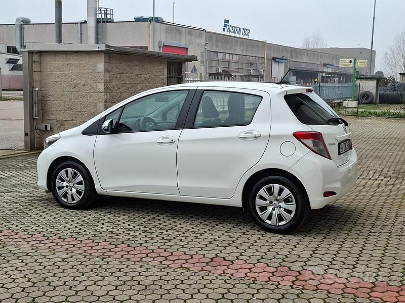 Usata Toyota Yaris Lounge 69 CV (50 kW) 2014 Bianco Utilitaria