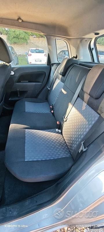 Usata Ford Fiesta Ghia 68 CV (50 kW) 2005 Grigio Berlina
