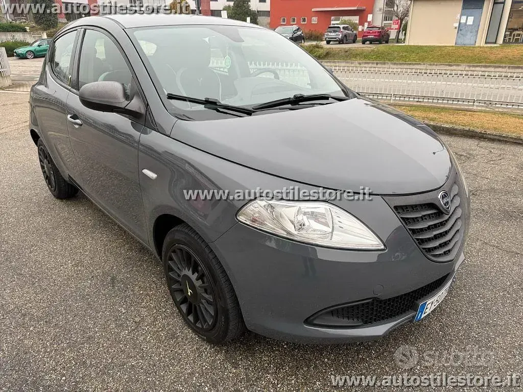 Usata Lancia Ypsilon 95 CV (69 kW) 2015 Grigio Utilitaria
