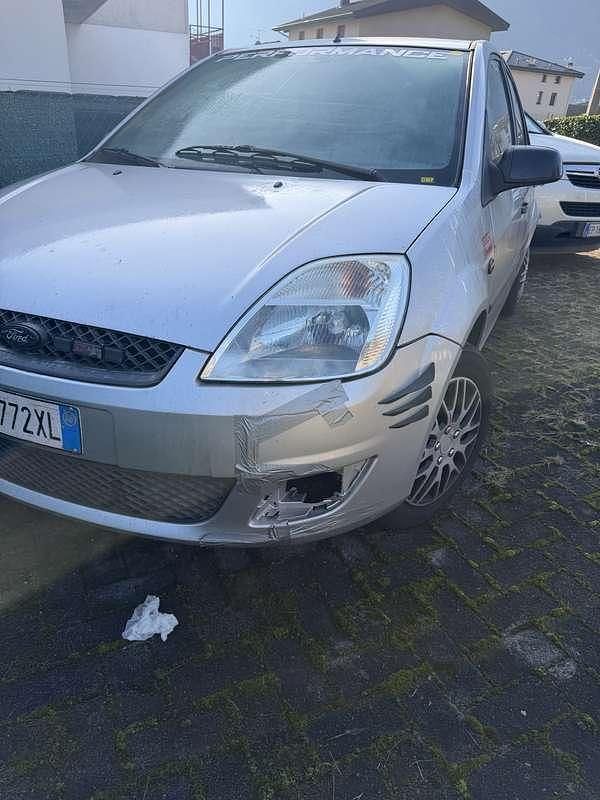 Usata Ford Fiesta 75 CV (55 kW) 2005 Berlina