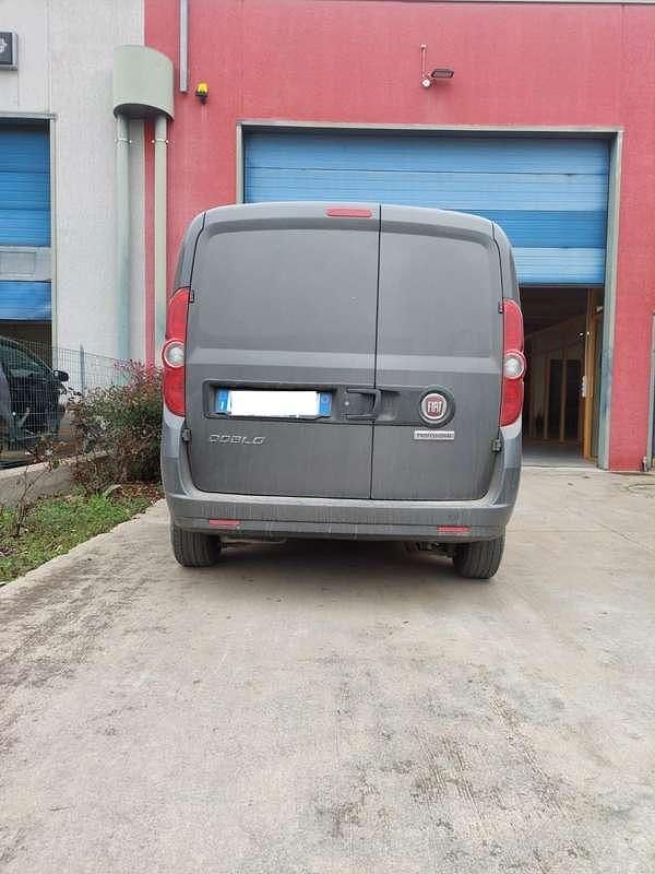 Usata Fiat Doblò Lounge 105 CV (77 kW) 2023 Grigio Monovolume