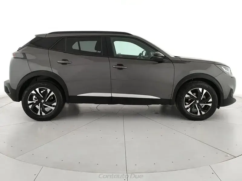 Usata Peugeot 2008 Allure 102 CV (75 kW) 2023 Grigio platinum SUV