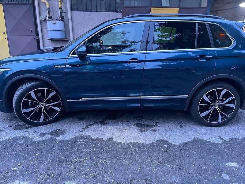 Usata VW Tiguan R-line 150 CV (110 kW) 2023 Blu/azzurro SUV