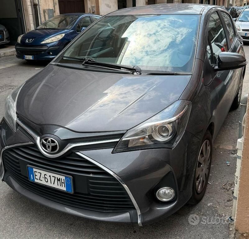 Usata Toyota Yaris 69 CV (50 kW) 2015 Grigio Berlina