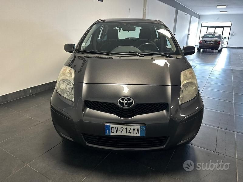Usata Toyota Yaris 69 CV (50 kW) 2009 Grigio Utilitaria