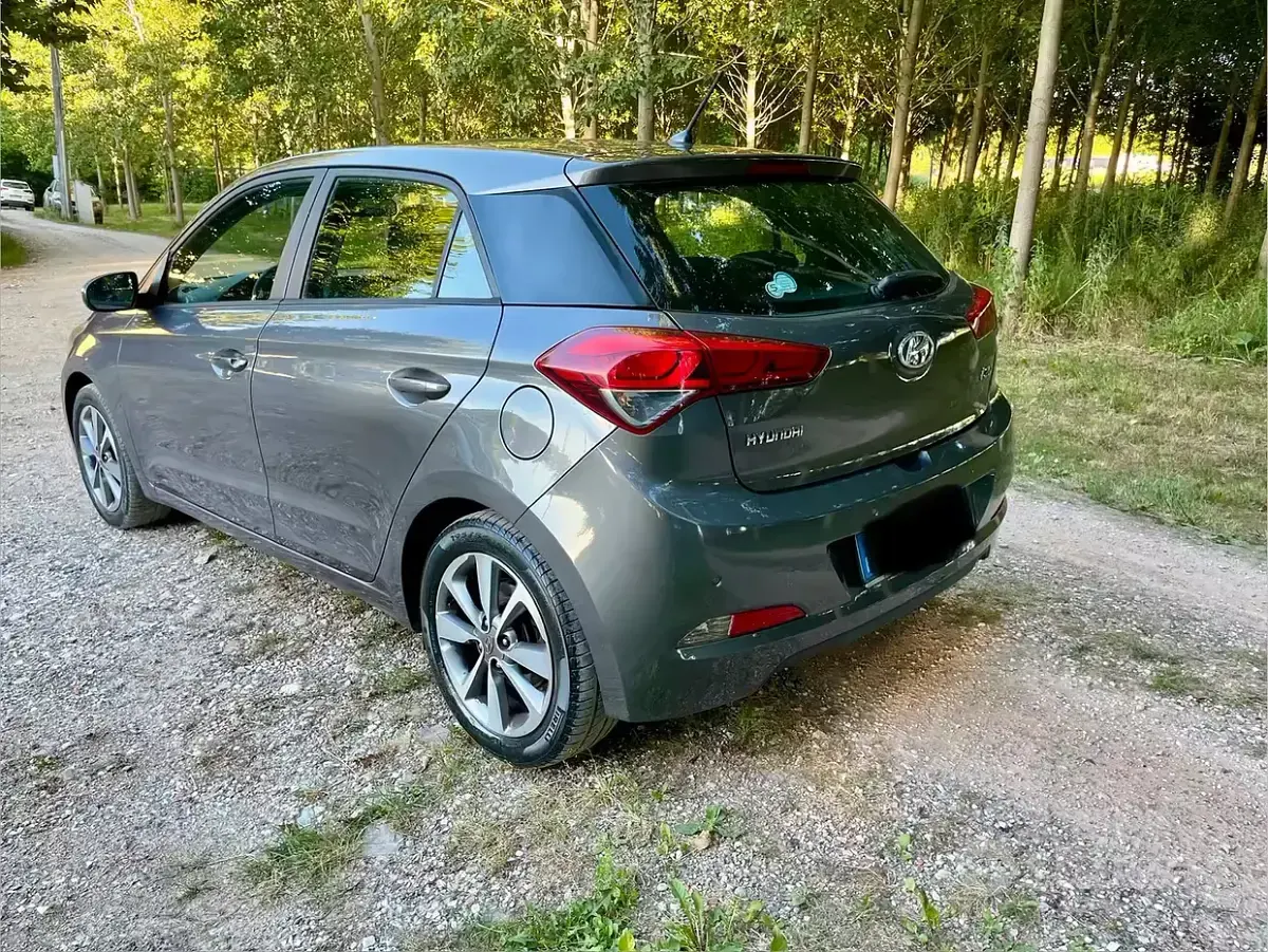 Usata Hyundai i20 75 CV (55 kW) 2015 Grigio Berlina
