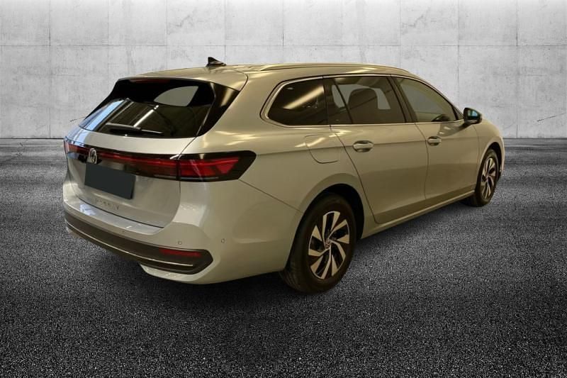 Usata VW Passat Business 150 CV (110 kW) 2024 Argento metallizzato Station wagon