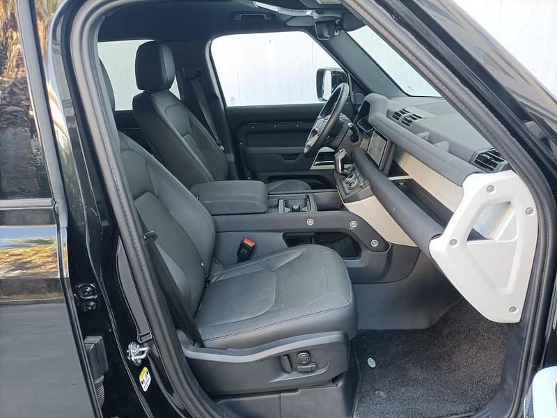 Usata Land Rover Defender SE 200 CV (147 kW) 2023 Santorini black SUV